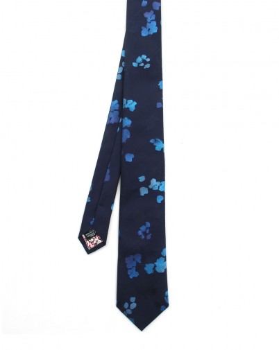 Des motifs bleus fleuris pour une cravate élégante