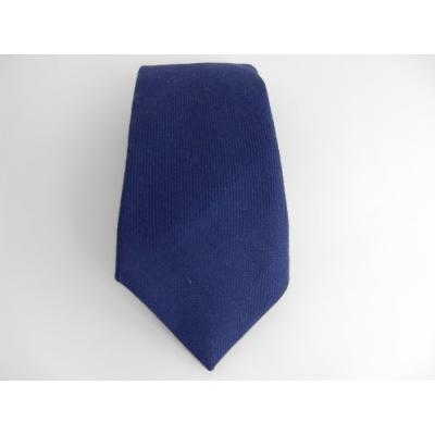 La laine bleu foncée pour une cravate authentique