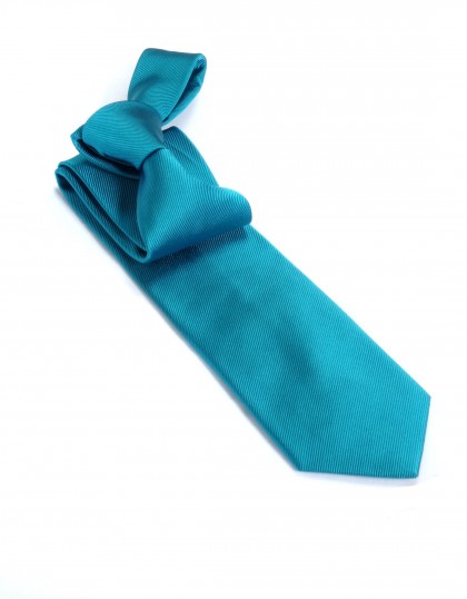 Un bleu boréal en faux uni pour cette cravate surprenante